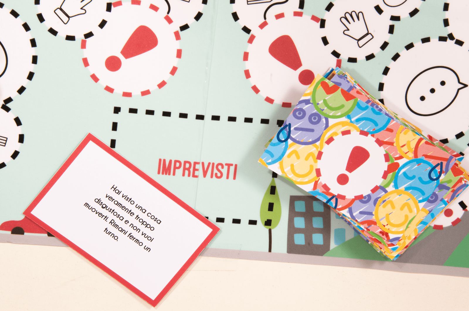 foto dettagio delle carte imprevisti sul tabellone di gioco